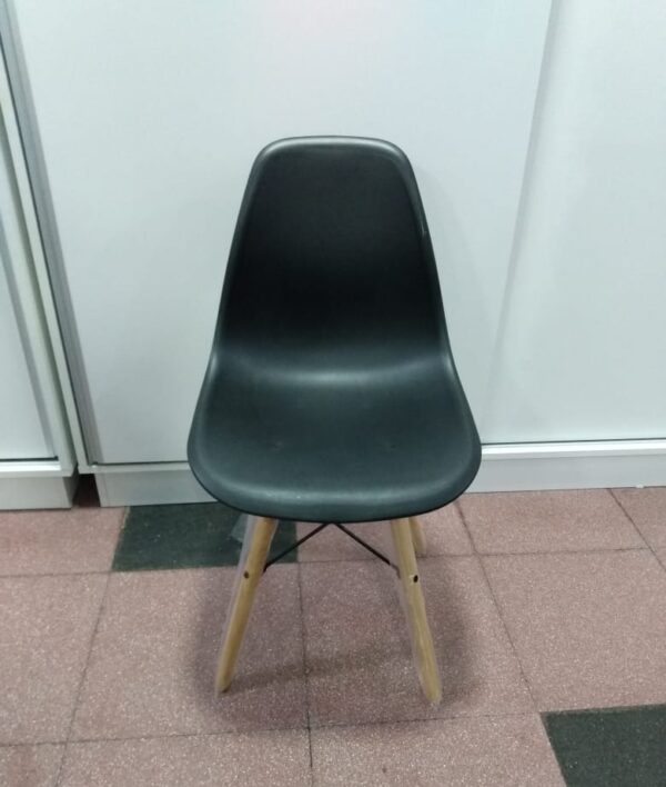 Silla Unican Eames Base Madera Color Negro